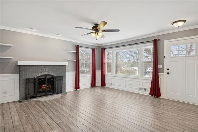 215 Indian Trail, Lake In The Hills, IL 60156