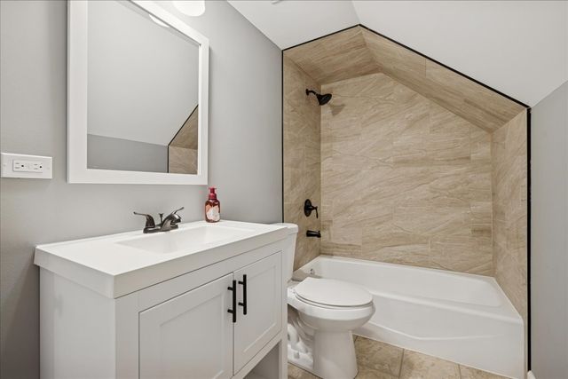 215 Indian Trail, Lake In The Hills, IL 60156