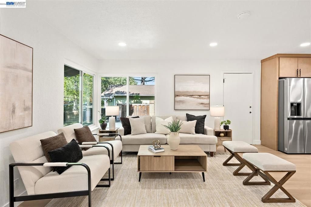 Image 2 of property listing at 1800 Gilardy Dr, Concord, CA 94518