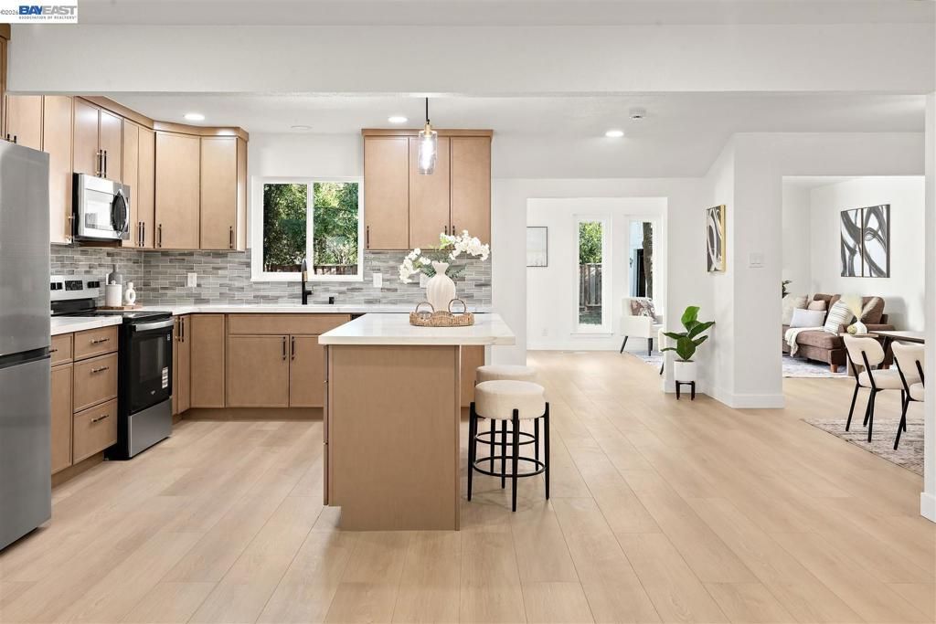 Image 6 of property listing at 1800 Gilardy Dr, Concord, CA 94518