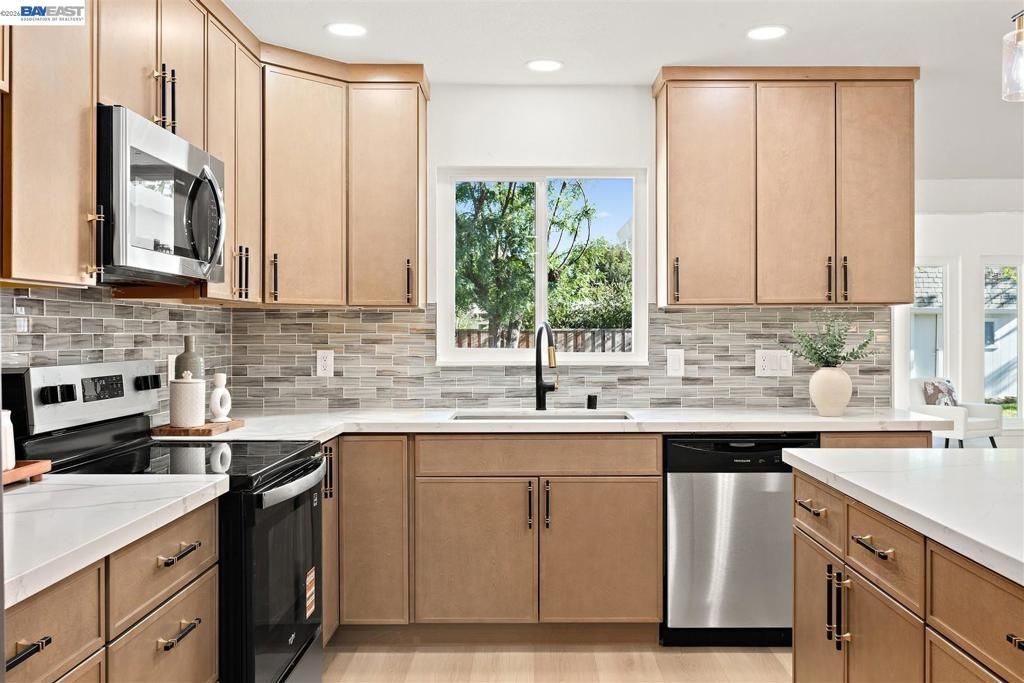 Image 9 of property listing at 1800 Gilardy Dr, Concord, CA 94518