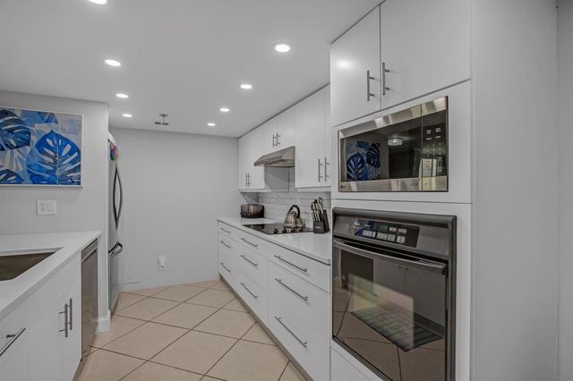 955 Egret Circle 104, Delray Beach, FL 33444