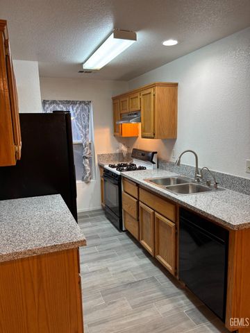 6910 Grafton Court, Bakersfield, CA 93307