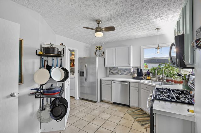 1563 Mallard Circle W, Newark, OH 43055