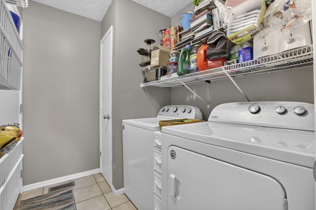 1563 Mallard Circle W, Newark, OH 43055