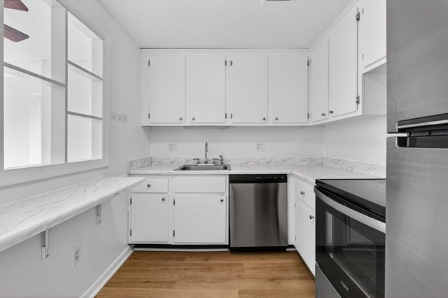 A1 Colonial Dr 10, Andover, MA 01810