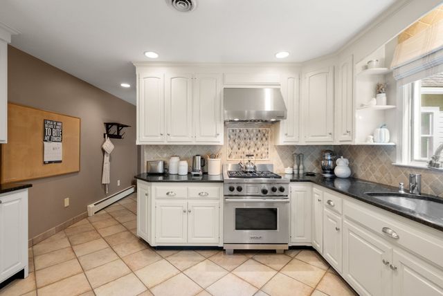23 Longwood Dr, Hopkinton, MA 01748