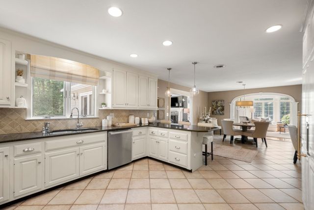 23 Longwood Dr, Hopkinton, MA 01748