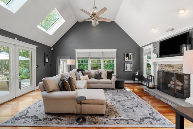 23 Longwood Dr, Hopkinton, MA 01748