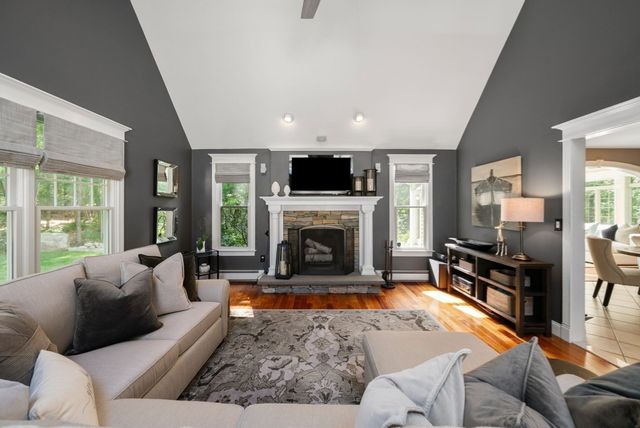 23 Longwood Dr, Hopkinton, MA 01748