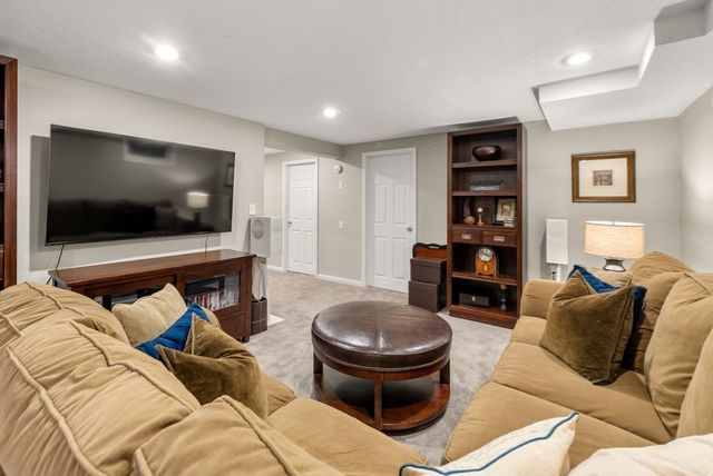 23 Longwood Dr, Hopkinton, MA 01748