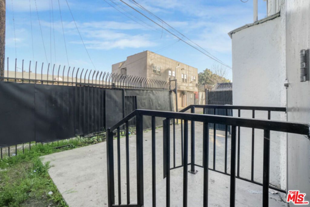 Image 10 of property listing at 211 E 55th Street, Los Angeles, CA 90011