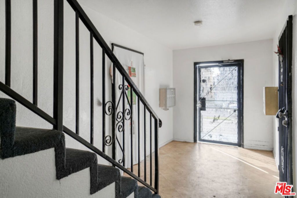 Image 18 of property listing at 211 E 55th Street, Los Angeles, CA 90011