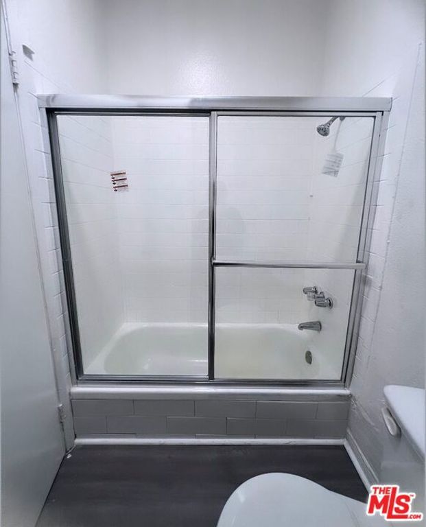 Image 21 of property listing at 211 E 55th Street, Los Angeles, CA 90011