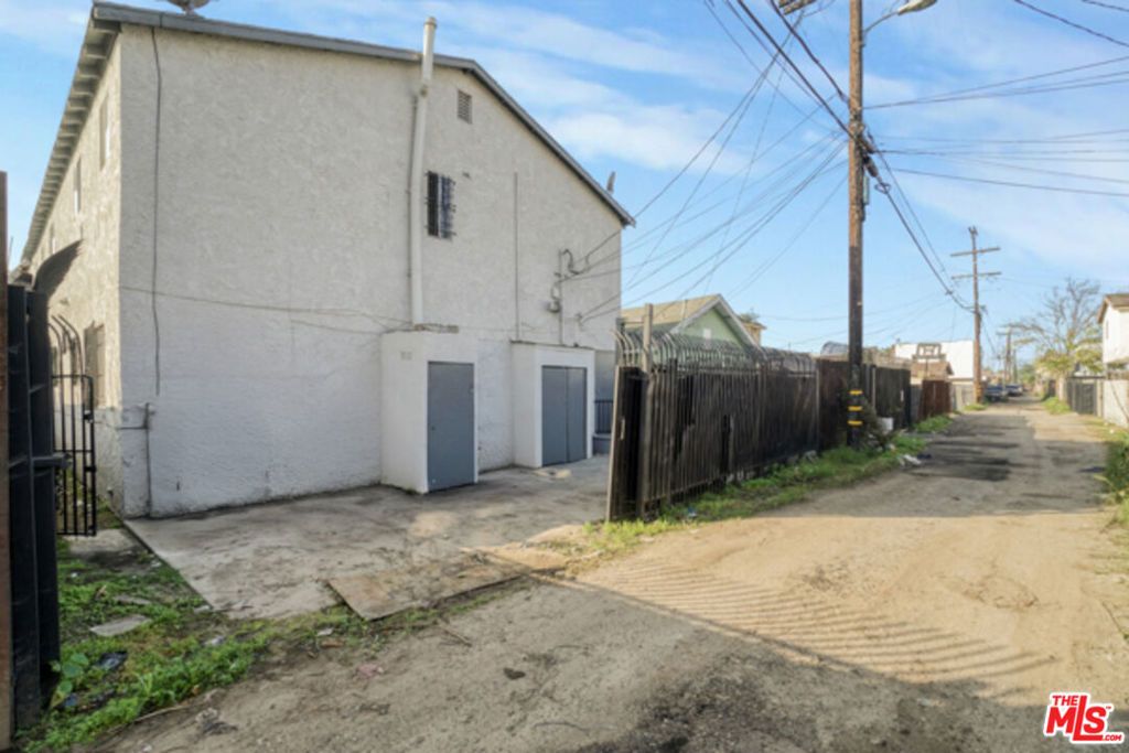 Image 9 of property listing at 211 E 55th Street, Los Angeles, CA 90011