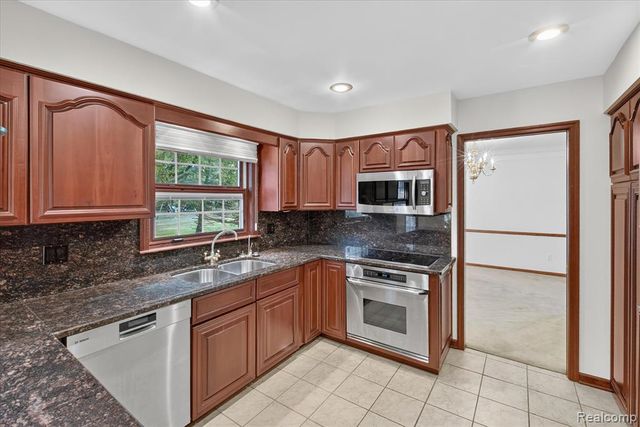 8940 Sarah Lane, Grosse Ile, MI 48138