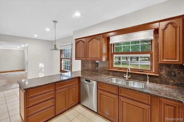 8940 Sarah Lane, Grosse Ile, MI 48138
