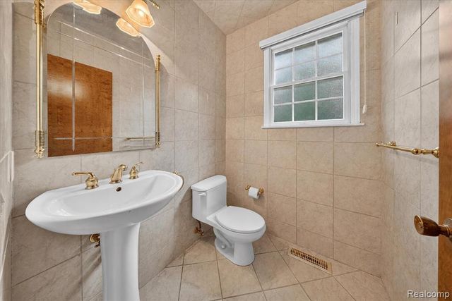8940 Sarah Lane, Grosse Ile, MI 48138