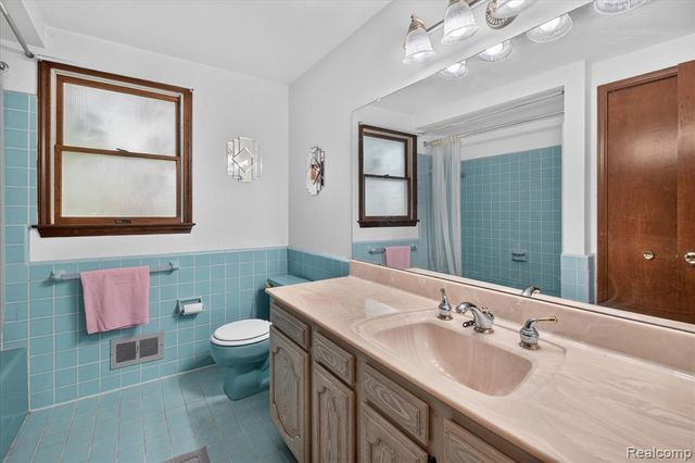 8940 Sarah Lane, Grosse Ile, MI 48138