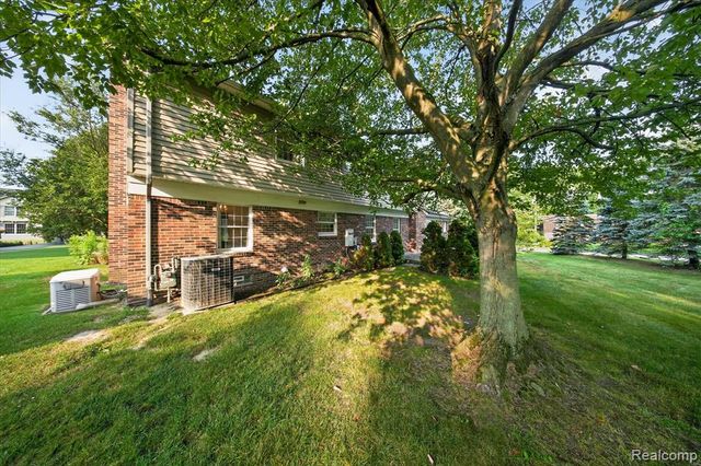 8940 Sarah Lane, Grosse Ile, MI 48138