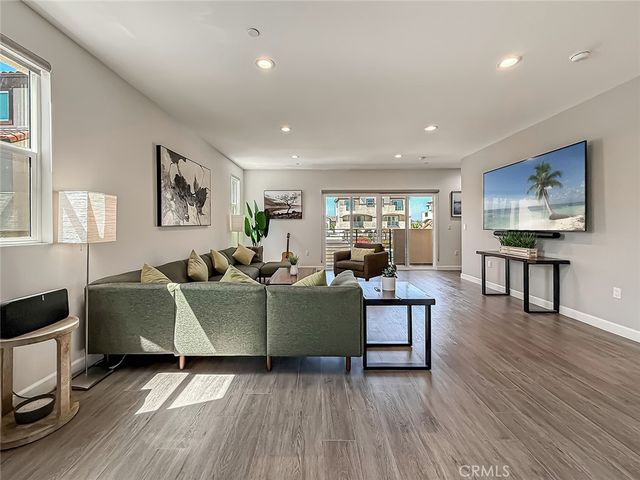 946 Warwick, Thousand Oaks, CA 91360