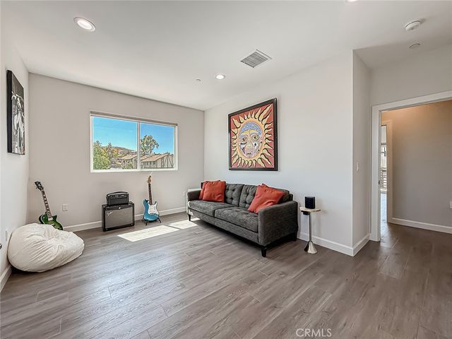 946 Warwick, Thousand Oaks, CA 91360