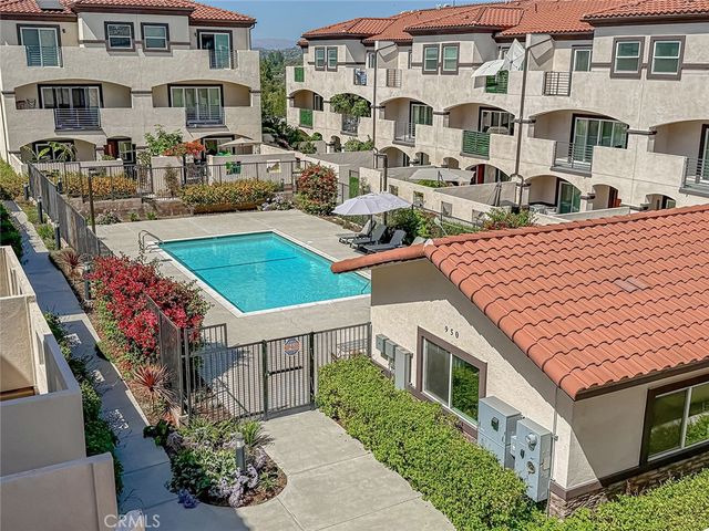 946 Warwick, Thousand Oaks, CA 91360