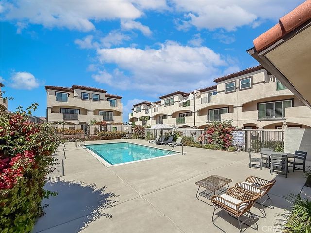 946 Warwick, Thousand Oaks, CA 91360