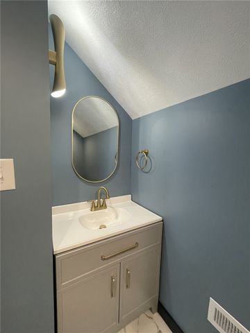 414 Argonne Dr, New Kensington, PA 15068
