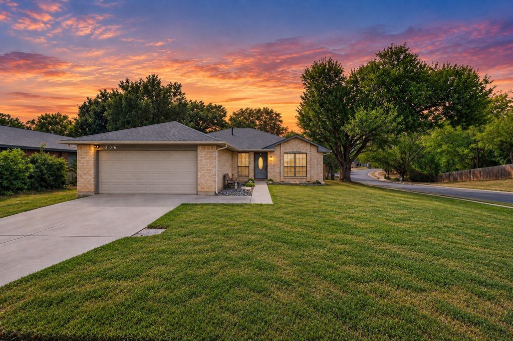 806 Creekside Drive, Euless, TX 76040 — exterior