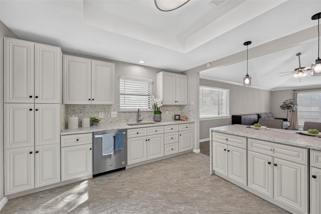 806 Creekside Drive, Euless, TX 76040 — photo 2