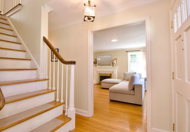 123 Whitmun Rd, Longmeadow, MA 01106
