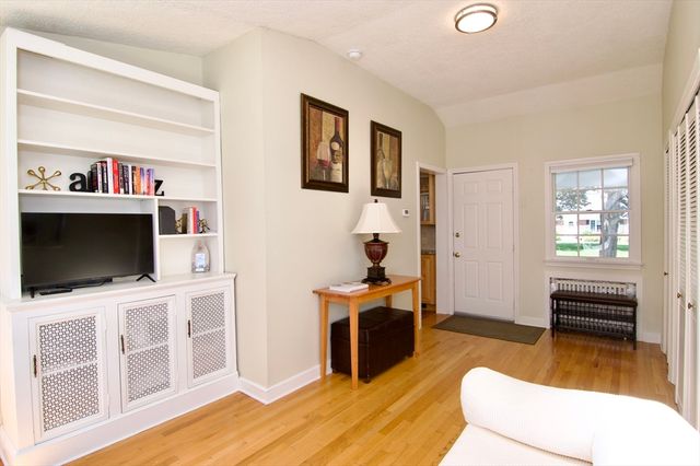 123 Whitmun Rd, Longmeadow, MA 01106