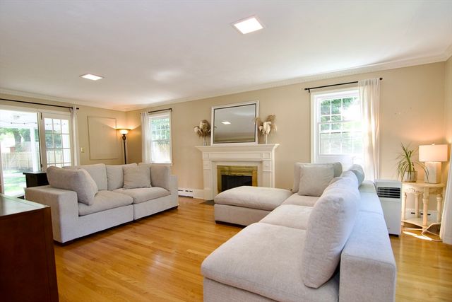 123 Whitmun Rd, Longmeadow, MA 01106