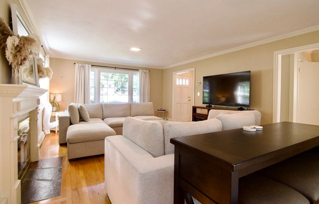 123 Whitmun Rd, Longmeadow, MA 01106