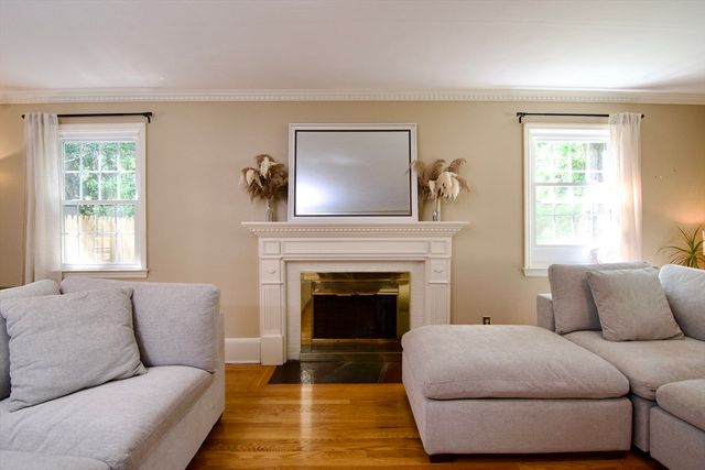 123 Whitmun Rd, Longmeadow, MA 01106