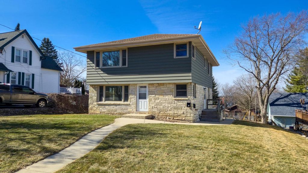 231 Prospect AVENUE, Pewaukee, WI 53072