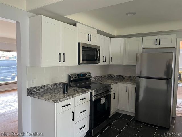 32850 Winnie Avenue, Warren, MI 48093