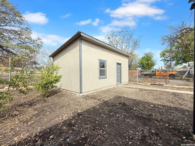 613 N Chupaderas, San Antonio, TX 78207