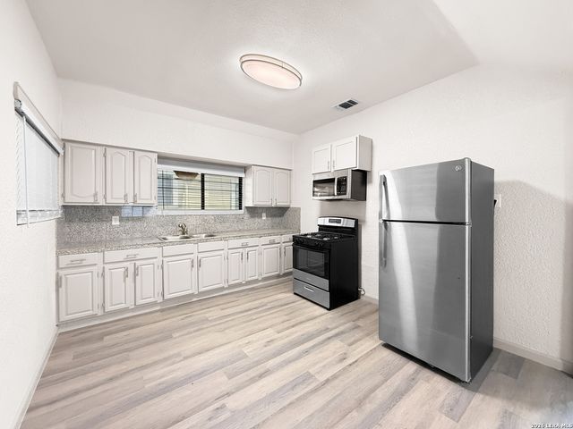 613 N Chupaderas, San Antonio, TX 78207