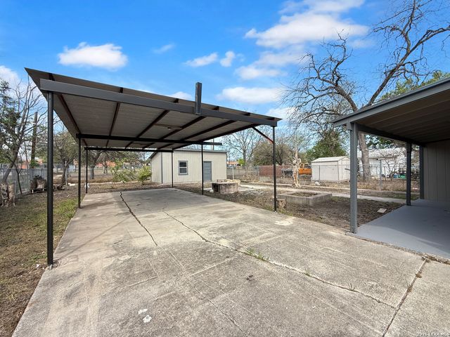 613 N Chupaderas, San Antonio, TX 78207