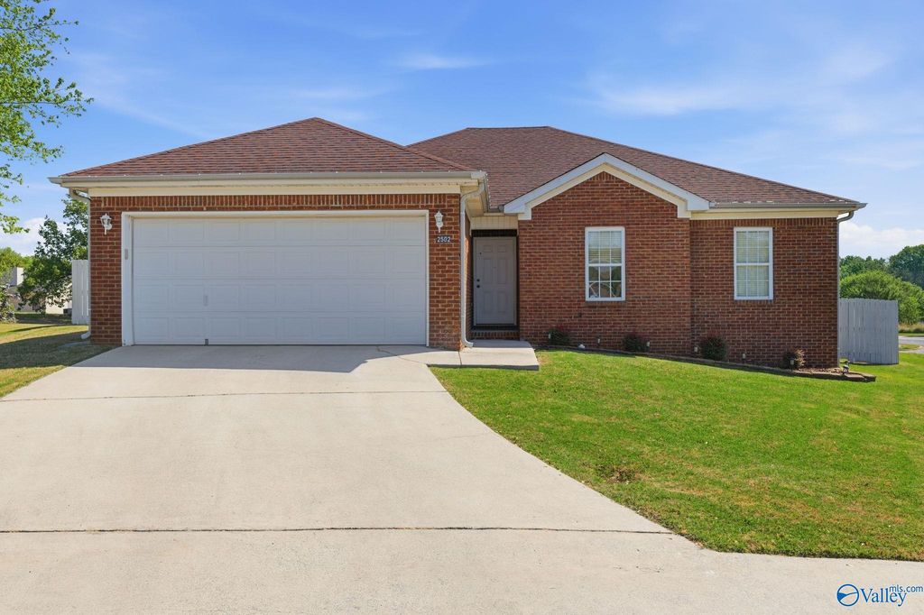 2502 Briarhurst Court NW, Huntsville, AL 35810