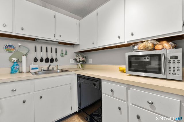10 Pineview Drive C, Branford, CT 06405