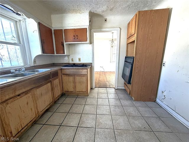 16707 Stockbridge Avenue, Cleveland, OH 44128