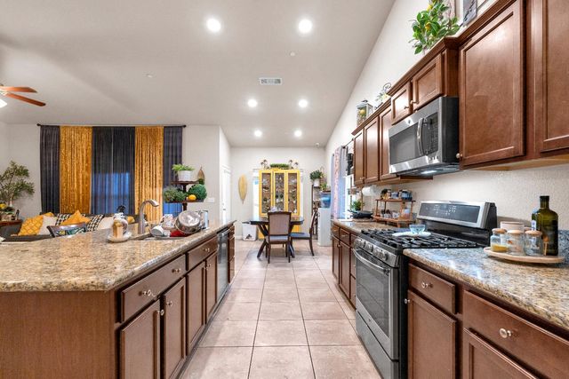 5302 W Homan Avenue, Fresno, CA 93722