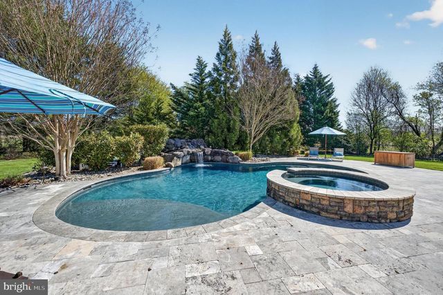 106 ASHLEY CT, Moorestown, NJ 08057