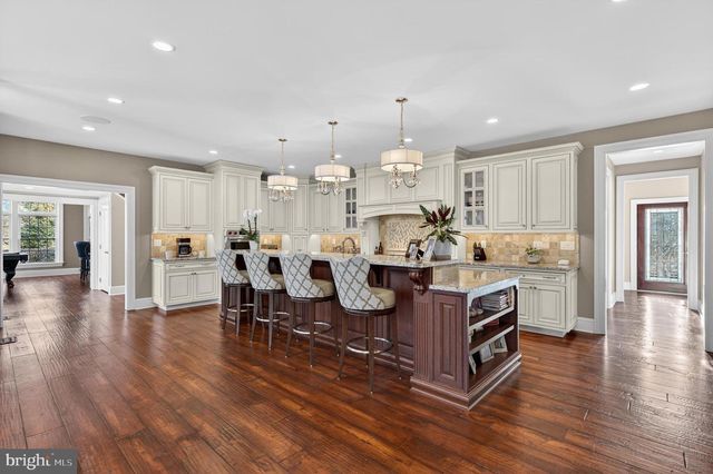 106 ASHLEY CT, Moorestown, NJ 08057