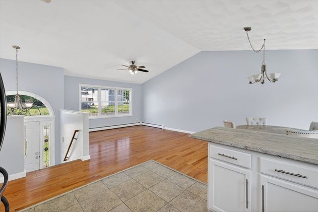 3 Oak Leaf Cir, Worcester, MA 01603