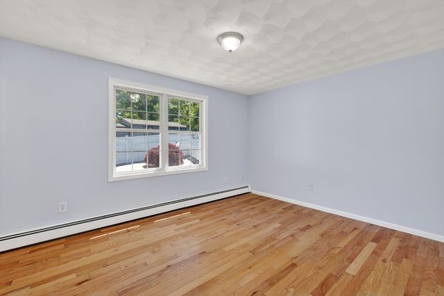 3 Oak Leaf Cir, Worcester, MA 01603