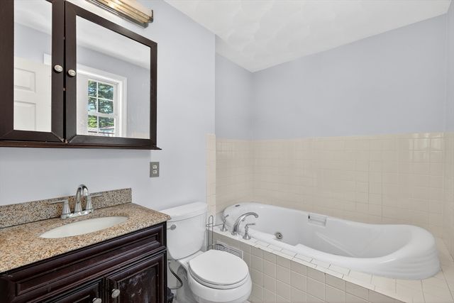 3 Oak Leaf Cir, Worcester, MA 01603